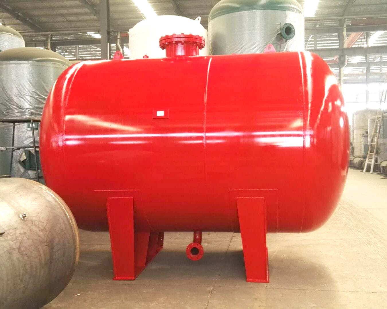 紅色中型壓力容器